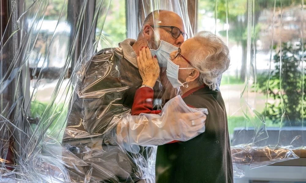 Κορονοϊός: Γηροκομείο στην Ιταλία έφτιαξε δωμάτιο… αγκαλιάς!